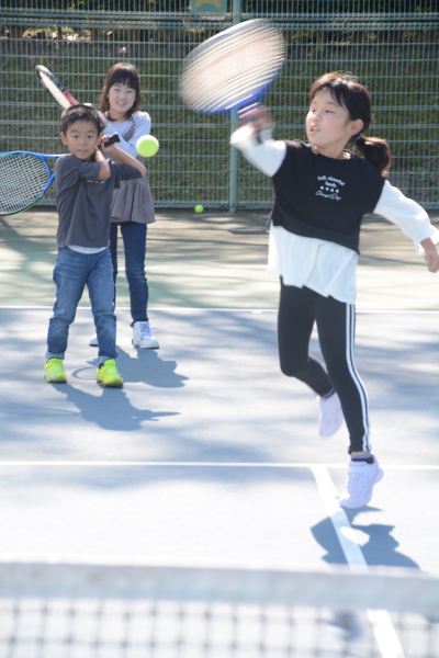 画像：テニスを体験する参加者