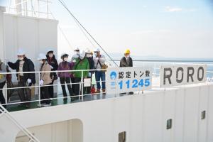 画像：RORO船内を見学する参加者