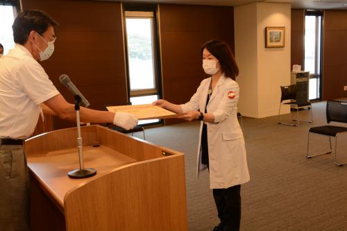 画像：石川賀代理事長が表彰状を受理する様子