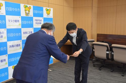 画像：感謝状を受け取る篠原市長