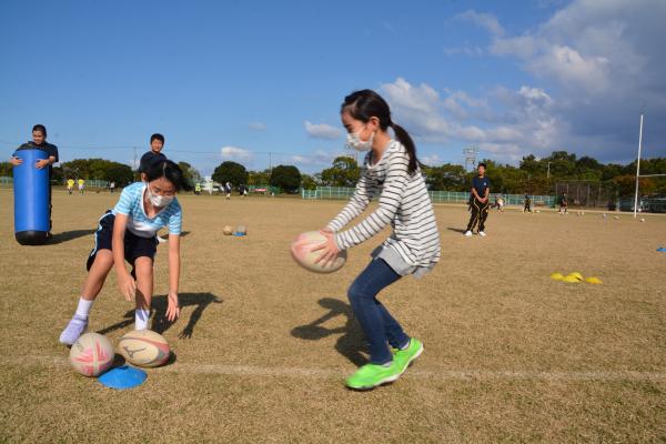 画像：ラグビー体験でミニゲームを楽しむ参加者