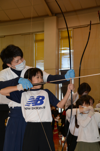 画像：弓道を体験する参加者