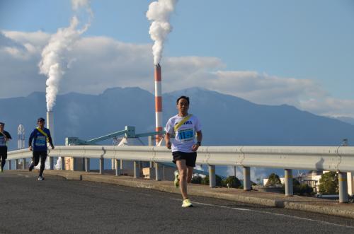 画像：海沿いを走るランナー