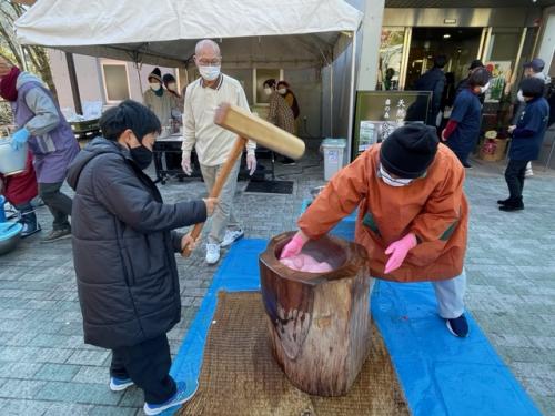 画像：もちつきの様子