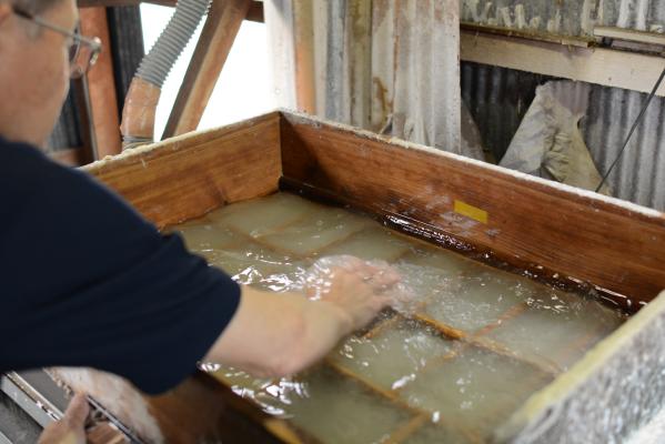 手で原料を枠になじませる