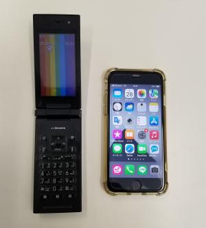 携帯電話とスマートフォンイメージ