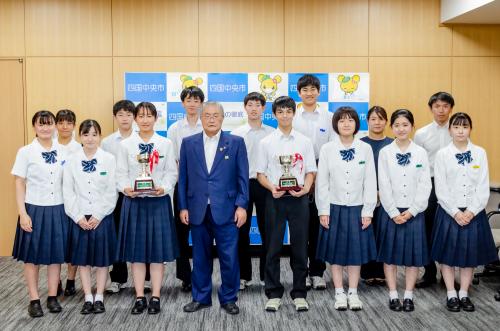 三島高校フェンシング部　市長表敬訪問でインターハイ出場を報告