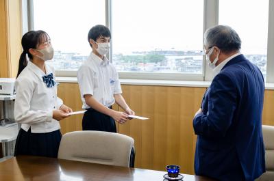 三島高校フェンシング部　市長表敬訪問でインターハイ出場を報告2