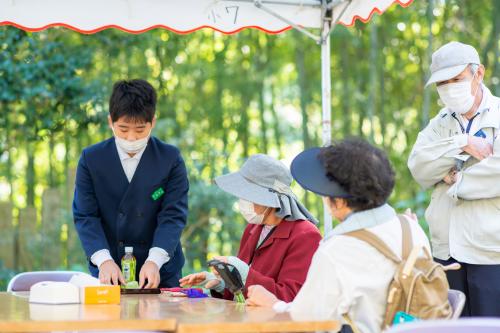 秋の三角寺で子どもたちがお遍路さんにお接待①