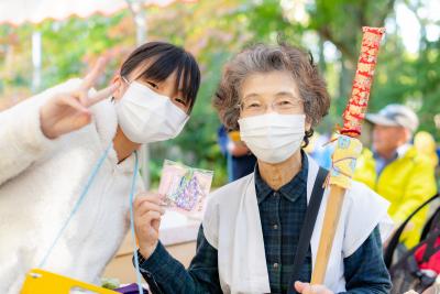 秋の三角寺で子どもたちがお遍路さんにお接待③