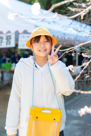 秋の三角寺で子どもたちがお遍路さんにお接待④