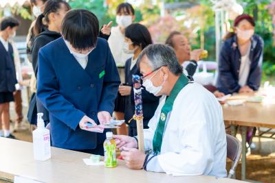 秋の三角寺で子どもたちがお遍路さんにお接待②