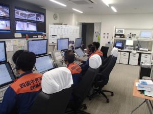 大規模災害時等非常時の通信指令センターの様子