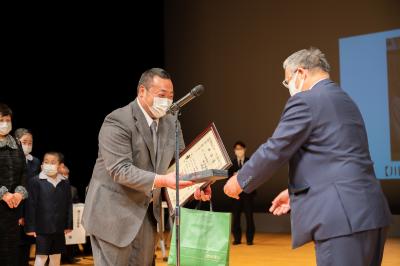 会場もあったか　令和4年度四国中央市あったか家族賞表彰式