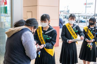 交通安全母の会と川之江北中学校が交通安全啓発運動実施