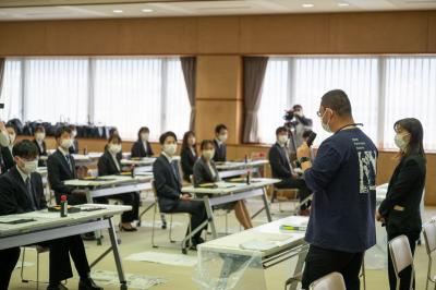 「日本一の紙のまち」で働く誇りを胸に　新規任用職員が決意を揮毫