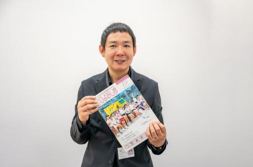撮影した写真が表紙になった「市報いよみしま」平成５年10月号を持つ日野さん