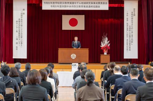 5　開会のあいさつをする東教育長