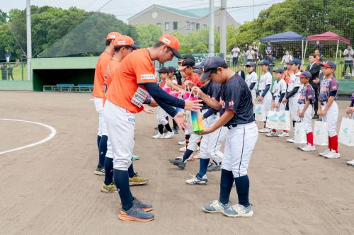 記念品受け渡し
