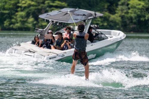 波に乗る選手