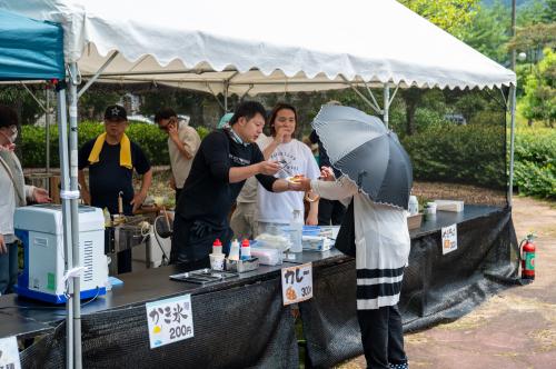 店舗に並ぶ来場者