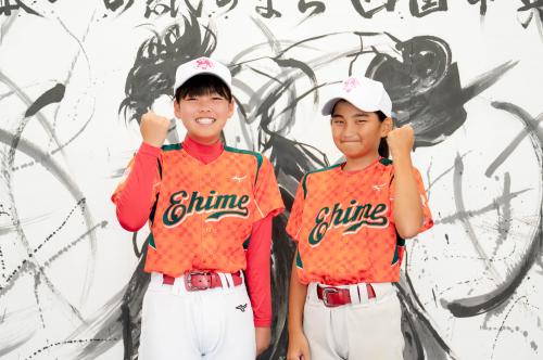 ガッツポーズする2人