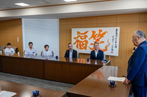 激励する篠原市長