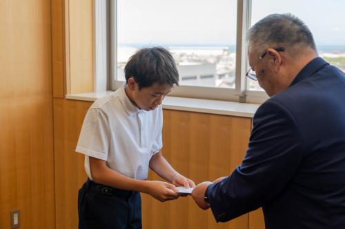 激励する篠原市長2