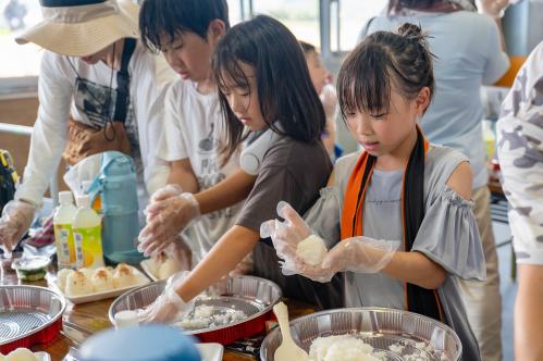 おにぎりを握る参加者