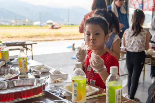 おにぎりを食べる参加者