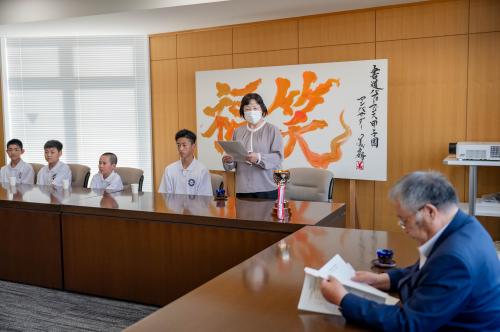 報告する指導者