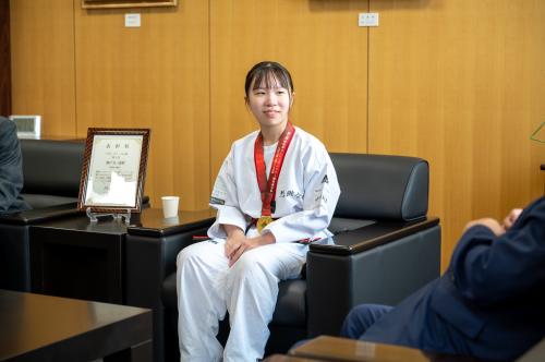 優勝報告をする瀬戸丸選手