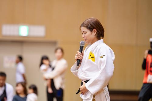 終わりのあいさつをする阿部選手