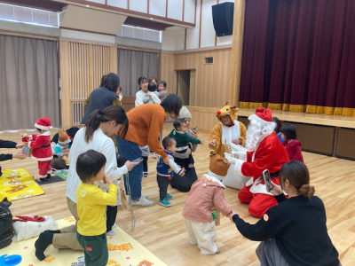 子育て支援団体ベビアンドママサポのクリスマス会の写真