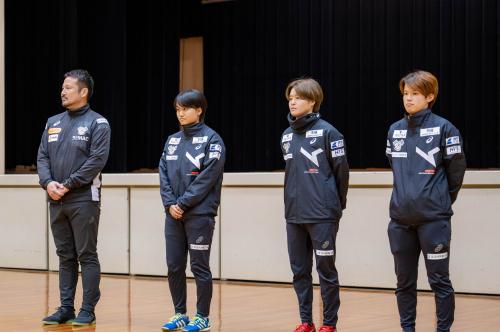 FC今治レディースの監督と選手たち