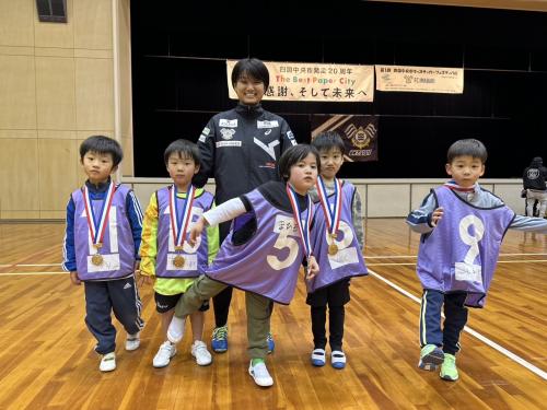 松本選手と子どもたち