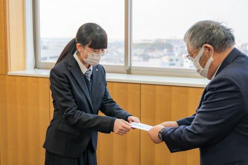 激励する篠原市長2