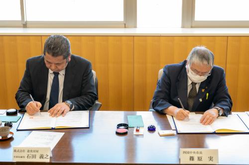 協定締結に係る署名の様子