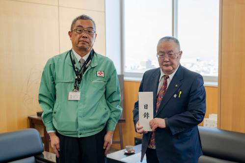 目録を手に記念撮影