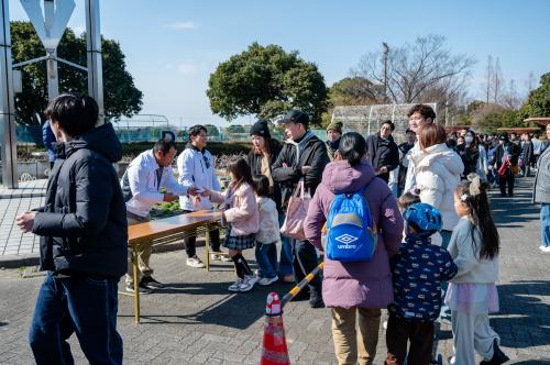 もち投げ引き換え券の行列