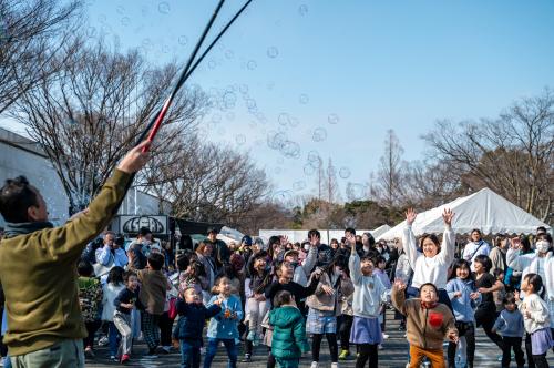 7　シャボン玉を楽しむ子どもたち