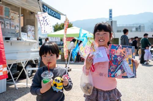 マルシェの前で記念撮影