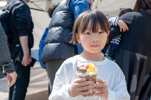 購入した商品を手にする子ども