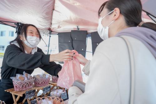 笑顔で商品の受け渡し