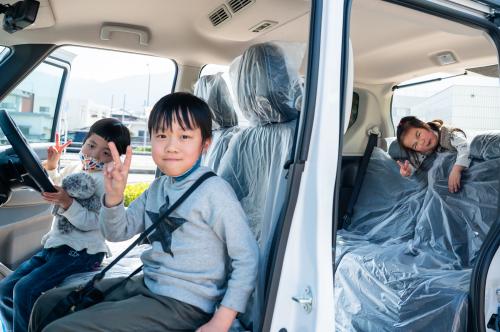 車の乗車体験をする子どもたち