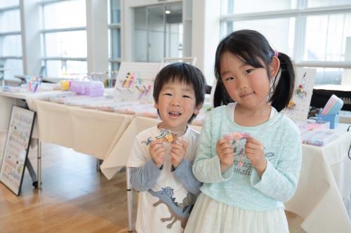 購入した雑貨を手にする子どもたち