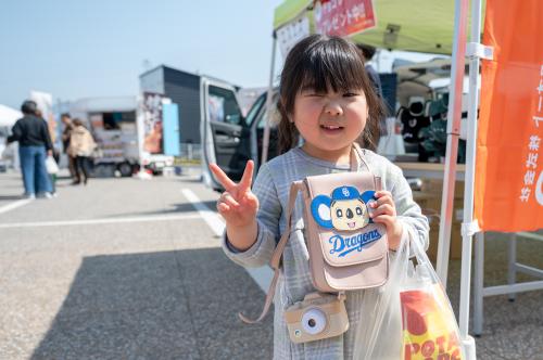 購入した商品を手に笑顔の子ども
