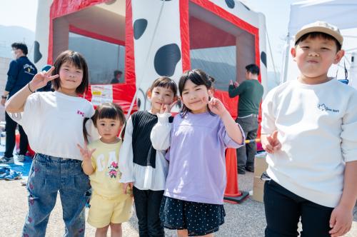 ふわふわドーム前で記念撮影する子どもたち