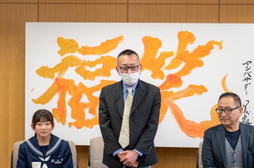 出場報告をする河端支配人
