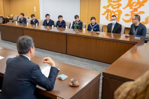 報告する選手たち